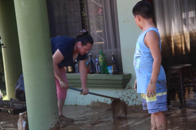 Parrita y Quepos se levantan del barro y claman por agua