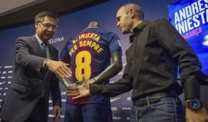 Andrés Iniesta renueva  de por vida con el Barcelona