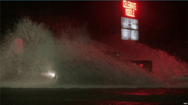 Huracán Nate se debilita a tormenta tropical tras llegar a Missisipi