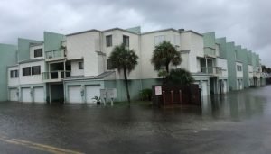 Nate causa fuertes lluvias mientras avanza por costa este de EE.UU.