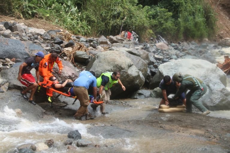 GALERÍA: Así fue el rescate de los tripulantes del helicóptero accidentado en río Savegre