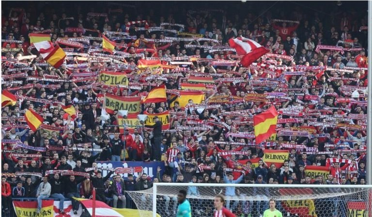 Los clubes del Atlético y Barcelona apelan a la normalidad para el crucial duelo de este sábado