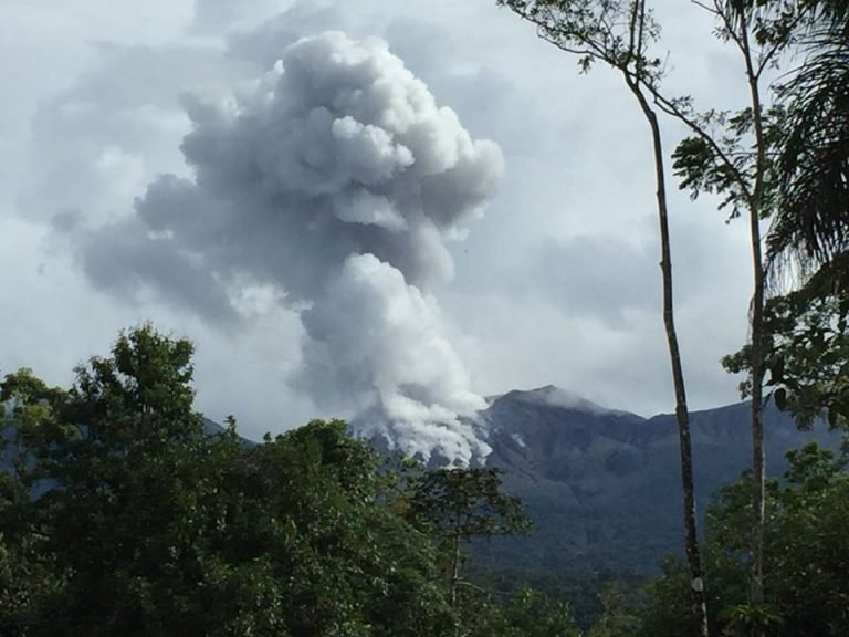 Volcán Rincón de la Vieja entra en erupción y lanza materiales a kilómetro y medio de altura