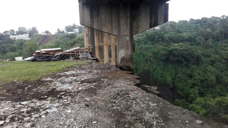 Alertan por supuestos daños en bases del “Puente Saprissa” sobre río Virilla