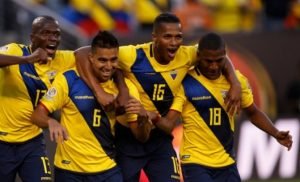 La FIFA multa a Ecuador por cantos homofóbicos durante partido que ganó Perú