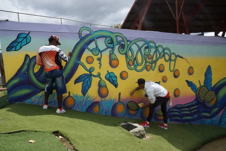 Jóvenes del Centro Especializado Ofelia Vincenzi pintaron mural junto con vecinos