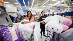 Tiendas minoristas en Estados Unidos luchan por sobrevivir en el “Black Friday”