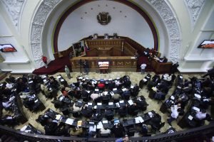Chocan dos legislaturas en Venezuela
