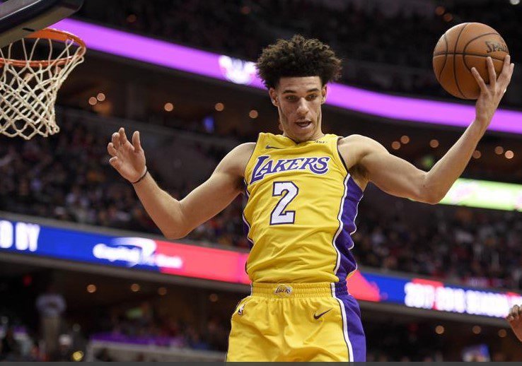 Lonzo Ball, se convierte en el jugador más joven de la NBA en lograr su primer triple-doble