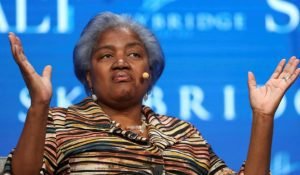 Brazile: Descubrir que DNC manipuló nominación de Clinton “me rompió el corazón”