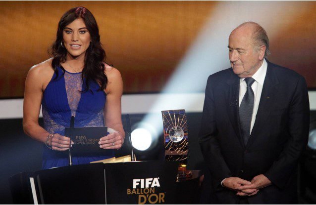 Ex jugadora de EEUU, acusa a Blatter de abuso sexual en la ceremonia del Balón de Oro 2012