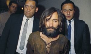 Muere Charles Manson, líder de culto que horrorizó al mundo