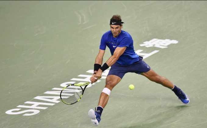 Nadal pasa a cuartos del Masters de París, con problema en su rodilla derecha