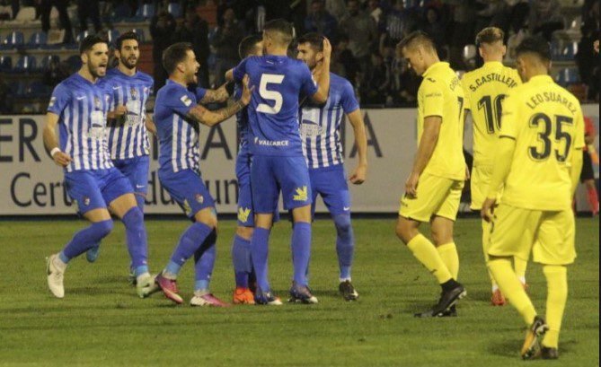 ¡Insólito! Árbitro pita final del partido justo cuando equipo anota gol del triunfo