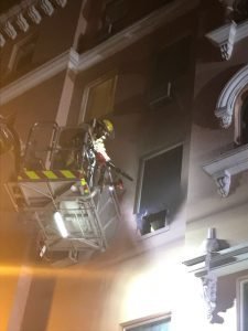 Evacuado el Hotel El Rey de San José por incendio en el tercer piso
