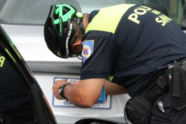 Policía municipal baja placas de carros del OIJ
