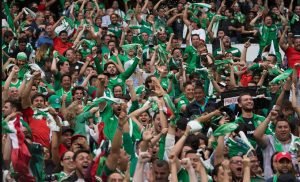 Las aficiones de Chile y México son las más indisciplinadas del mundo según la FIFA