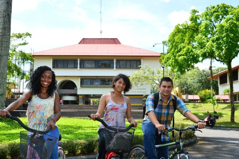 Carrera de la Universidad Earth recibe reacreditación de Sinaes