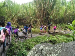 Menores cabécar visitan a pilotos y policías de la Dirección del Servicio de Vigilancia Aérea