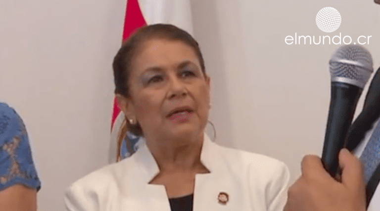 Reacción de ministra de Educación ante comentario del Presidente sobre Sinart se viraliza en redes