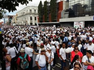 Miles marchan contra el matrimonio igualitario y el aborto