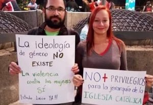 Activistas: Estamos cansados que de miles de millones vayan a la jerarquía de la Iglesia