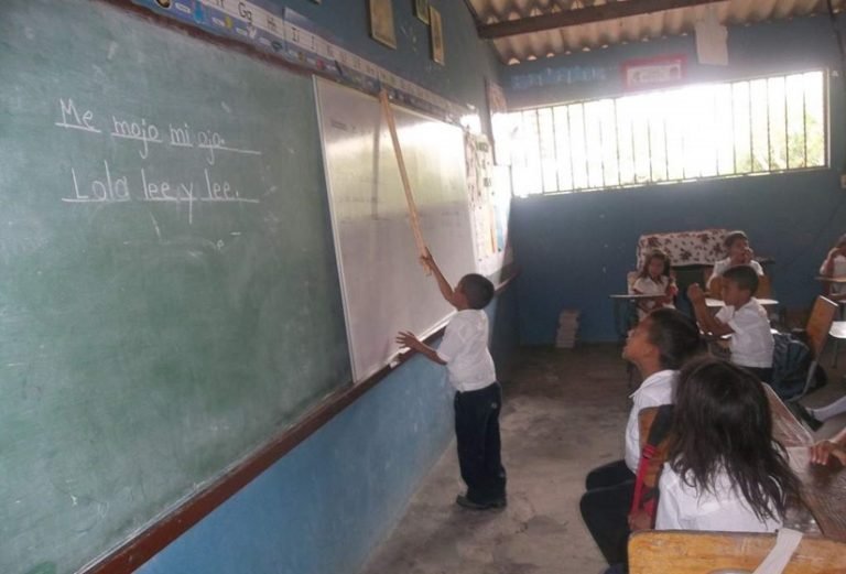 Defensoría: Infraestructura educativa tiene un serio problema de deterioro