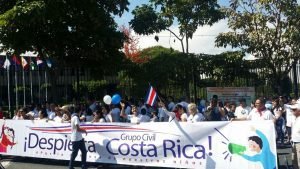 Padres exigen destitución de ministra de Educación por implementar clases de sexualidad