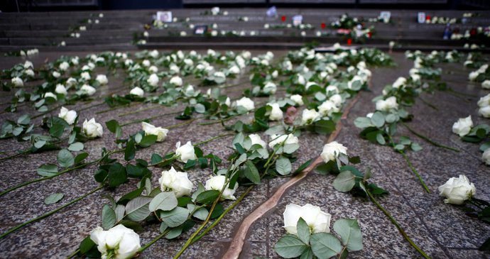 Rosas y una grieta dorada: Berlín recuerda a víctimas de atentado