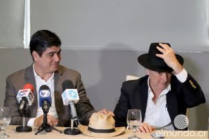 Ottón Solís entrega su sombrero a Carlos Alvarado en la recta final de la campaña