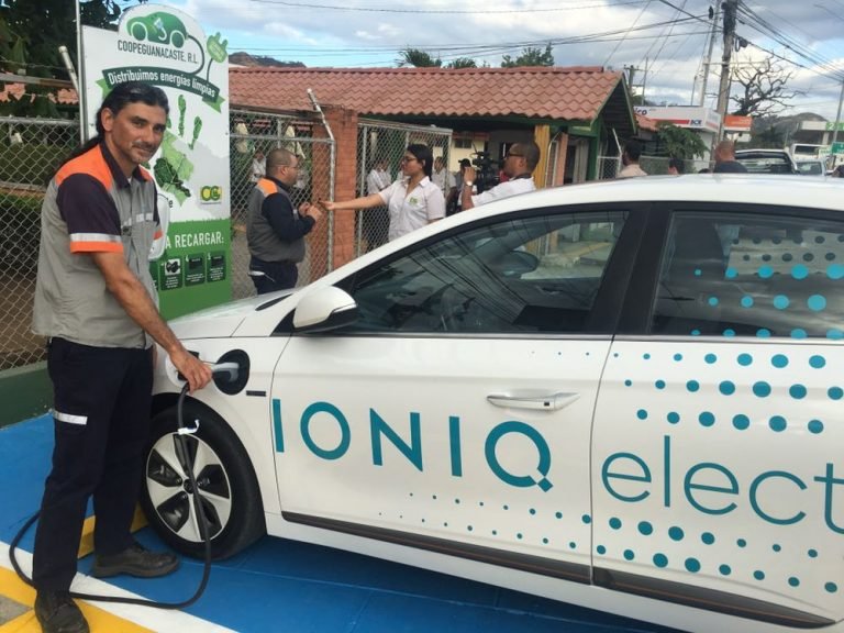 Guanacaste inaugura su primer centro de recarga para vehículos eléctricos