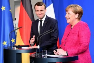 Macron y Merkel conversan en París sobre el futuro de Europa