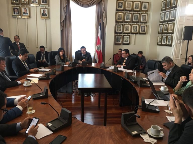 Diputados discutirán informe del cemento durante las próximas dos semanas