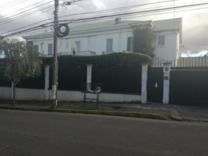 Embajada de Venezuela cierra por ‘daños sufridos’ durante protesta de grupo opositor