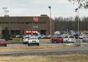 Dos muertos y 19 heridos deja tiroteo en escuela secundaria