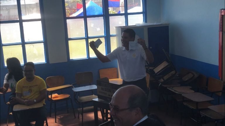 Fabricio Alvarado votó en Desamparados junto a una multitud de seguidores