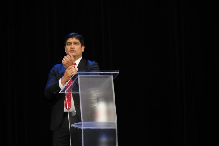 Carlos Alvarado: Abolición de combustibles fósiles será nuestra abolición del ejército