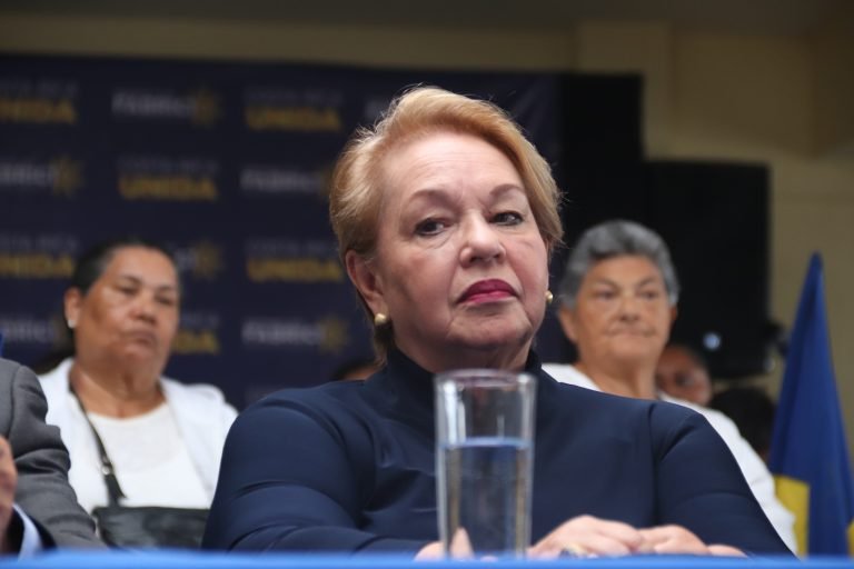 Movimiento liderado por Gloria Navas propone reforma para que se pueda destituir al Presidente