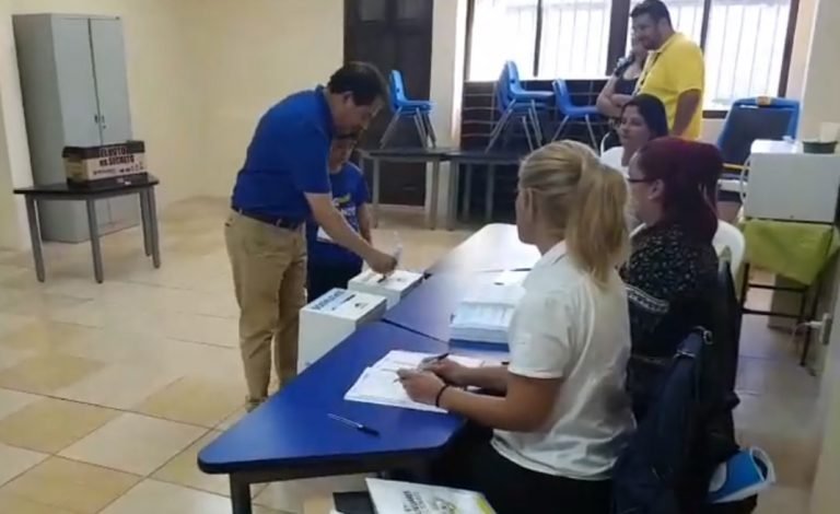 Mario Redondo vota en Cartago acompañado de seguidores