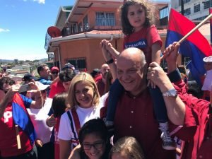 Entre música y baile Rodolfo Piza emitió su voto