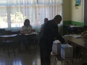 Rodolfo Hernández emitió su voto en la Escuela Betania