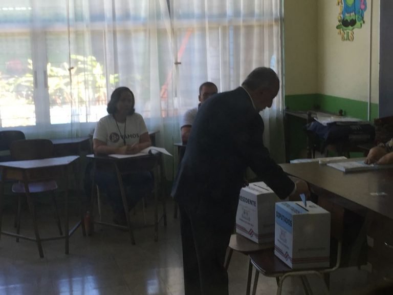 Rodolfo Hernández emitió su voto en la Escuela Betania