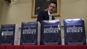 Trump propone presupuesto con recortes en gasto social y fondos para el muro