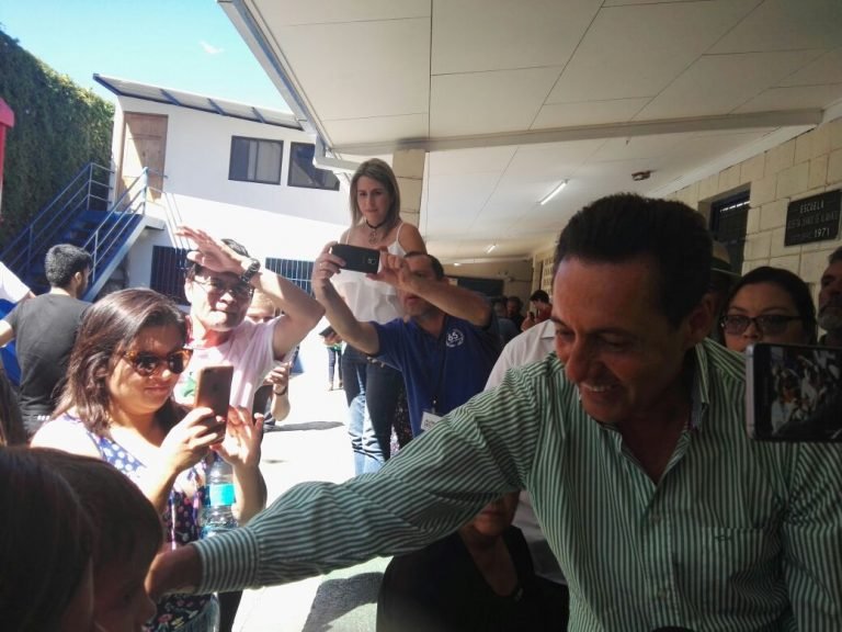 En medio de militantes y Fuerza Pública, Antonio Álvarez emite su voto