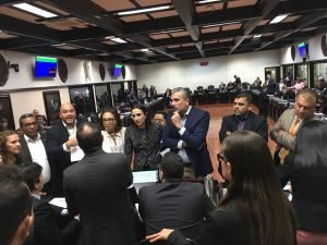 Diputado quiebra vaso en un nuevo zafarrancho en el Congreso