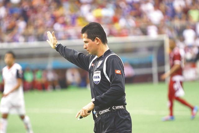 El árbitro Henry Bejarano dirigirá el Clásico Nacional