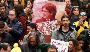 Parlamento catalán aprueba reelección de Puigdemont pese a su detención