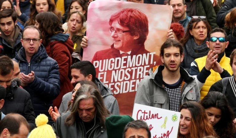 Parlamento catalán aprueba reelección de Puigdemont pese a su detención