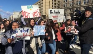 Estudiantes en EE.UU. protestan contra la violencia con armas de fuego