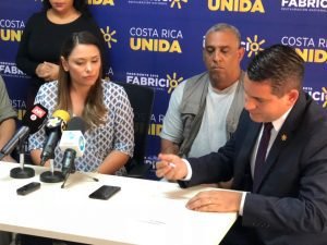 Fabricio Alvarado firma acuerdo con organizaciones de rescate animal